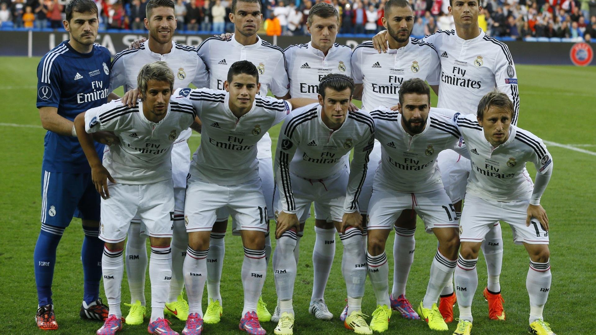 数字科技让足球比赛现场观众体验更丰富，互动性增强，数字智能足球