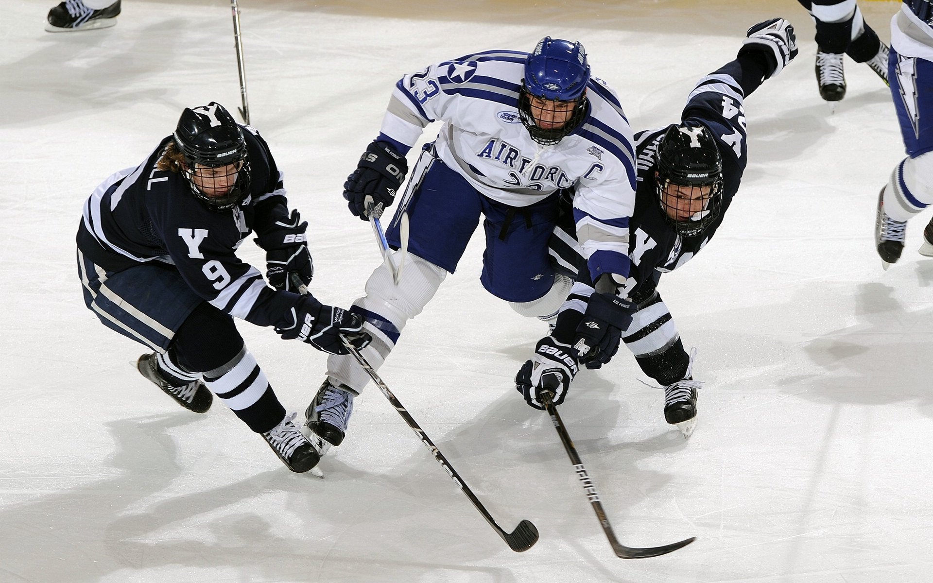 场上效果一塌糊涂！鹈鹕重金签下前勇士内线老将是错误的决定？